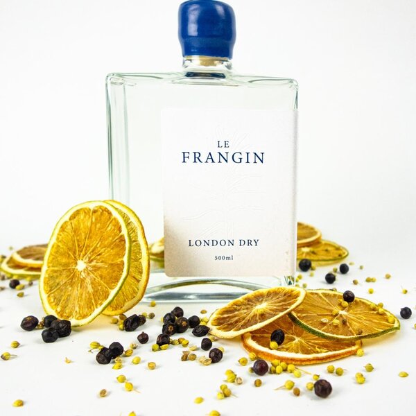 Le gin London Dry des Frangins, accompagné d’agrumes et de baies de genièvre